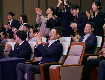 LG Corp. CEO and Chairman Kwang Mo Koo congratulates and encourages a winning team at the LG Awards, held at the LG Academy in Icheon, Gyeonggi Province, on the 16th.