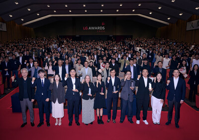 LG Corp. CEO and Chairman Kwang Mo Koo (front row, right) poses for a commemorative photo with the winners at the LG Awards, held at the LG Academy in Icheon, Gyeonggi Province, on the 16th.
