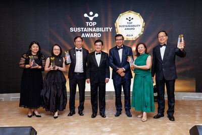 Chairman of National Research Foundation and Former Deputy Prime Minister Heng Swee Keat (fourth from left), pictured here with representatives from Asia’s Top Sustainability Companies, graced the CEO Summit & Award Ceremony held in Singapore at the Fullerton Hotel.