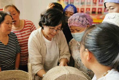 Zhang Jing teaching local rural women hemp weaving. Photo provided by the interviewee.