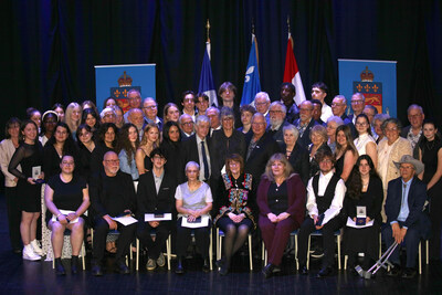 Les récipiendaires des Médailles de la Lieutenante-gouverneure du Québec honorés lors de la cérémonie de remise tenue à l’École secondaire l'Achigan, le 17 avril 2026 (Groupe CNW/Cabinet de la lieutenante-gouverneure du Québec) Les récipiendaires des Médailles de la Lieutenante-gouverneure du Québec honorés lors de la cérémonie de remise tenue à l’École secondaire l'Achigan, le 17 avril 2026 (Groupe CNW/Cabinet de la lieutenante-gouverneure du Québec)