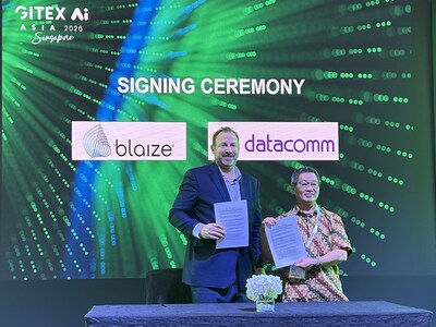 Signing Ceremony at GITEX AI Asia: Stephen Patak, Chief Revenue Officer of Blaize (left), and Tan Wie Tjin, President Director and Founder of Datacomm (right)