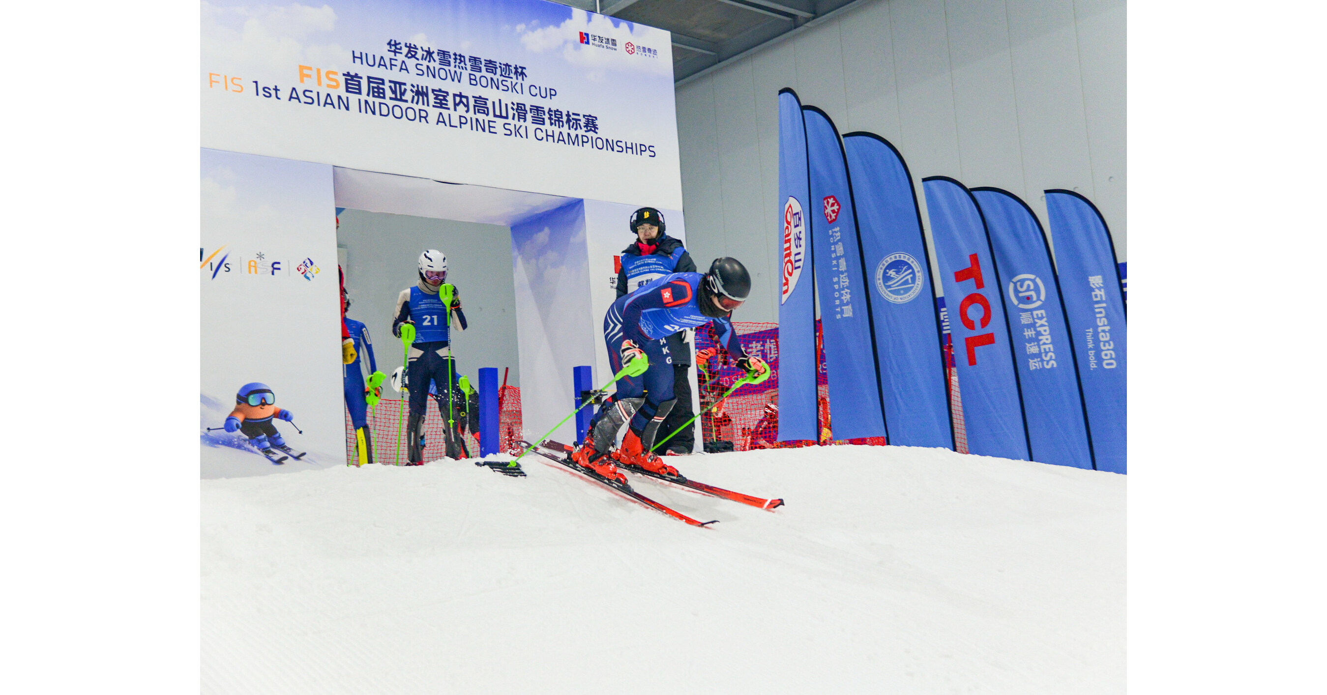 Kompetisi Ski Alpen Dalam Ruang Pertama di Tiongkok yang Diakui FIS Berlangsung di Shenzhen, Momen Kebangkitan Olahraga Musim Dingin di Tiongkok Selatan