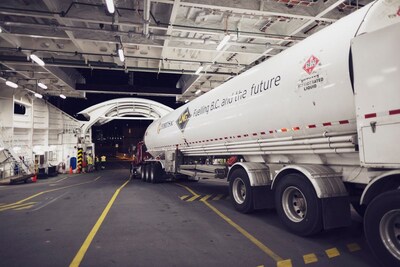 A FortisBC LNG tanker prepares for marine bunkering. (CNW Group/FortisBC Energy Inc.)