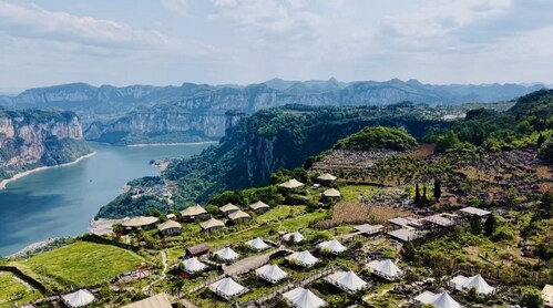 Pictured: A mountain-clinging homestay and camping base in Huawu Village, Qianxi, Bijie, Guizhou, China. (PRNewsfoto/CNS)