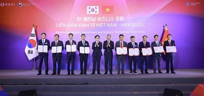 iMarketKorea participated in the “Korea-Vietnam Business Forum” held in Hanoi, Vietnam, on April 23, where it signed a memorandum of understanding with the People’s Committee of Phu Tho Province, Vietnam, for cooperation on an industrial complex development project. Pictured from left: Kim Hak-jae, Tran Duy Dong, Kim Jung-kwan, and Ngo Van Tuan.