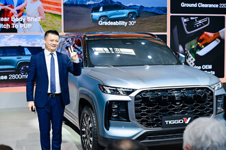 Jeff ZHANG, chef de la direction de CHERY Brand dévoile le Tiggo V (PRNewsfoto/Chery Automobile Co., Ltd.)