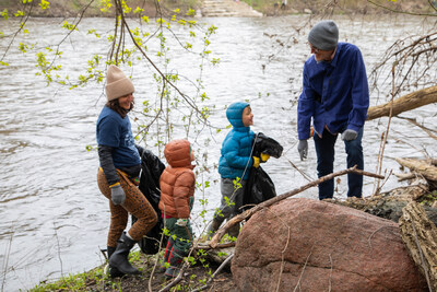 In Milwaukee today, 2,082 volunteers of all ages set the GUINNESS WORLD RECORDS™ title for the most participants in a river clean-up (multiple locations).
