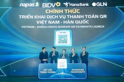 At the Vietnam QR payment service launch ceremony