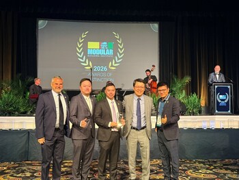 AluHouse founder and Chairman Eric Kwong (third from left) receives an award from Modular Building Institute (MBI) Chairman Stephan Shang (second from right)