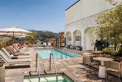 Jardine Hollywood towers boasts picturesque views of Hollywood.