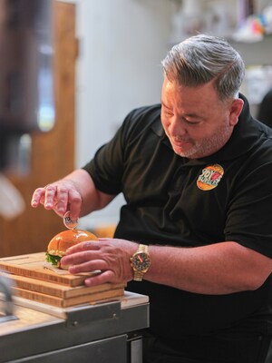 Propietario de Yoyo Burgers, cliente de One Park Financial, prepara alimentos en horas pico mientras los pequeños negocios en Miami crecen ante mayor turismo y demanda. Propietario de Yoyo Burgers, cliente de One Park Financial, prepara alimentos en horas pico mientras los pequeños negocios en Miami crecen ante mayor turismo y demanda.