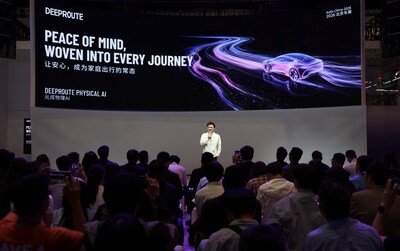 DeepRoute.ai CEO Maxwell Zhou delivering his keynote (PRNewsfoto/DeepRoute.ai)