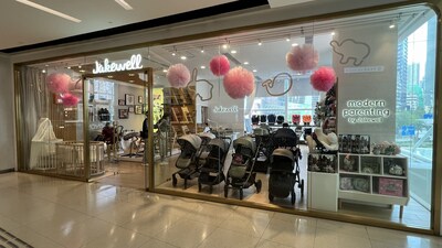 Jakewell's first-ever Baby × Pet hybrid concept store in Hong Kong will make its grand debut at Kai Tak on 8 May. The new store features "Test Drive Track" experience zone, allowing parents to test strollers for both their babies and pets respectively.
