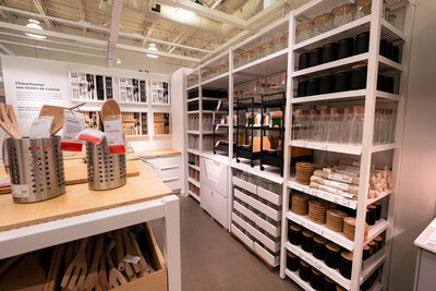 For those looking to instantly refresh their spaces, visitors to the Gatineau Plan and order point will be able to shop a selection of IKEA products (excluding food – sorry, no meatballs) for immediate purchase and takeaway. (Photo: IKEA Vaudreuil Plan and order point) (CNW Group/IKEA Canada Limited Partnership)