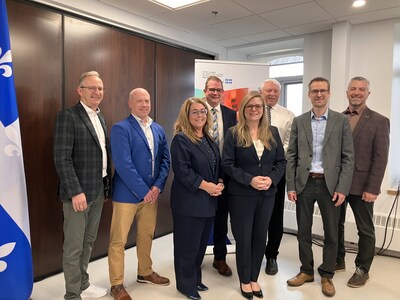 (de gauche à droite) : Luc Dion, préfet et maire de Honfleur; Sébastien Bourget, maire de Saint Damien de Buckland; Liliane Bernier, directrice des soins infirmiers; Patrick, Simard, PDG, CISSS de Chaudière-Appalaches; Stéphanie Lachance, députée de Bellechasse; Normand Goulet, président, coopérative, de santé, des monts de Bellechasse; Marco, Bélanger, PDG adjoint, CISSS de Chaudière-Appalaches; Jérôme L'Heureux, président, conseil d'administration d'établissement (Groupe CNW/Cabinet de la ministre de la Santé et ministre responsable des Aînés et des Proches aidants)