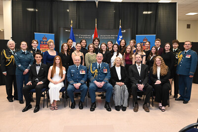 Les récipiendaires des Médailles de la Lieutenante-gouverneure du Québec honorés lors de la cérémonie de remise tenue à la Base des Forces canadiennes de Bagotville, le 1er mai 2026 (Groupe CNW/Cabinet de la lieutenante-gouverneure du Québec)