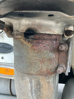 Interception d’un poids lourd dangereux présentant 33 défectuosités, dont une portière retenue par une sangle (Groupe CNW/Société de l'assurance automobile du Québec)