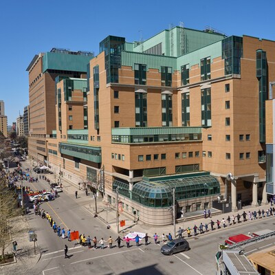 Meagan's HUG - the only human hug of its kind wraps SickKids in a demonstration of love, support, hope and humanity. (CNW Group/Meagan Bebenek Foundation)
