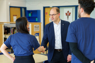 Manulife’s President and CEO Phil Witherington joins Toronto middle school students for a conversation about financial literacy. (CNW Group/Manulife Financial Corporation)