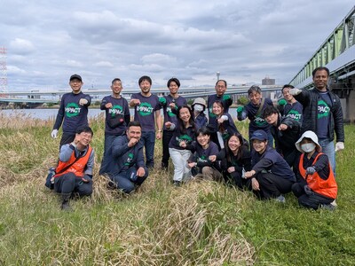 Manulife colleagues in Japan take part in a river clean-up effort. (CNW Group/Manulife Financial Corporation)