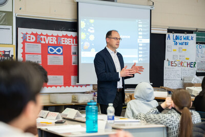 Manulife’s President and CEO Phil Witherington joins Toronto middle school students for a conversation about financial literacy. (CNW Group/Manulife Financial Corporation)