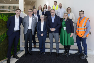 Ribbon cutting at the Holme plant: Richard Lek, president EMEA at Johnson Controls, and Benthe Klokkerholm vice president, Manufacturing Operations HVAC/R, EMEA joined by EU Commissioner for Energy & Housing Dan J&oslash;rgensen, Mayor Anders Winnerskjold of the City of Aarhus, and EU Policy Assistant Rasmus Beim Hvide, alongside Johnson Controls employees and partners to celebrate the opening of the expanded facility.