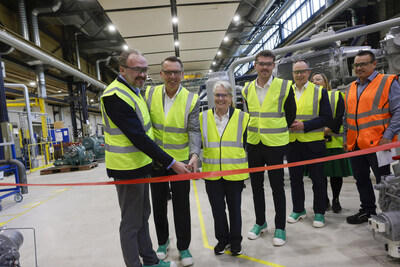 Ribbon cutting at the Holme plant: Richard Lek, president EMEA at Johnson Controls, and Benthe Klokkerholm vice president, Manufacturing Operations HVAC/R, EMEA joined by EU Commissioner for Energy & Housing Dan Jørgensen, Mayor Anders Winnerskjold of the City of Aarhus, and EU Policy Assistant Rasmus Beim Hvide, alongside Johnson Controls employees and partners to celebrate the opening of the expanded facility.