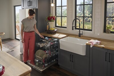 The LG FlushFit™ Dishwasher is designed to remove the guesswork, featuring TrueSteam® technology to break down food and reduce water spots, and Dynamic Heat Dry™ with AutoVentDry™ for faster, more complete drying. (CNW Group/LG Electronics Canada)