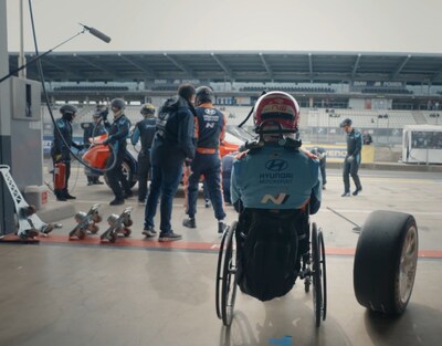 Robert Wickens in the pits at the ADAC RAVENOL 24hr Nürburgring on June 23, 2025 (Photo/Hyundai)