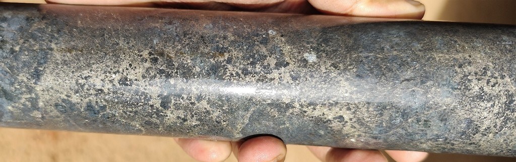 Figure 2: Harzburgite with semi-massive sulphide + chromite rich interval (203.66m) in drill hole DDH26LU330. (CNW Group/Bravo Mining Corp.) Figure 2: Harzburgite with semi-massive sulphide + chromite rich interval (203.66m) in drill hole DDH26LU330. (CNW Group/Bravo Mining Corp.)