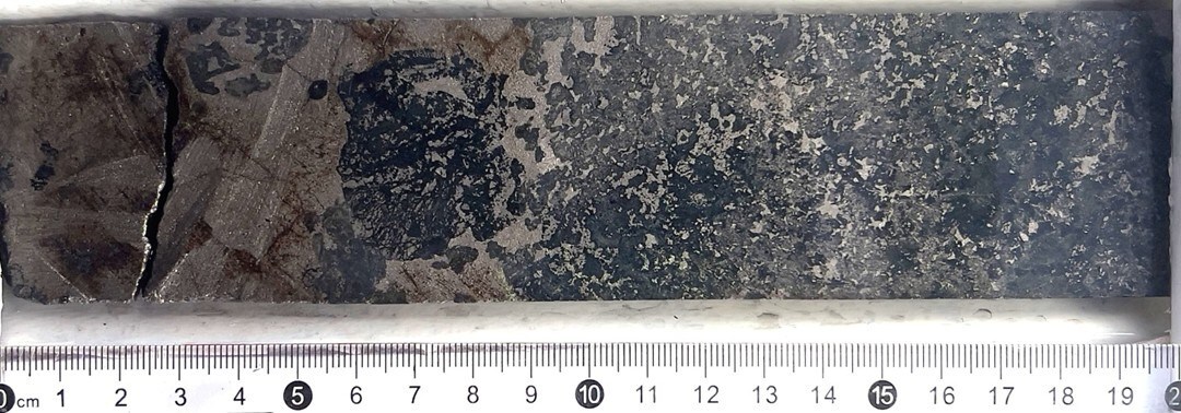 Figure 8: Sulphide-rich interval (71.94 to 72.12m) on drill hole DDH25LU294. (CNW Group/Bravo Mining Corp.) Figure 8: Sulphide-rich interval (71.94 to 72.12m) on drill hole DDH25LU294. (CNW Group/Bravo Mining Corp.)