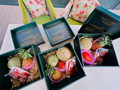(From left) Three subscription plans are offered. The Omakase Tasting Box is S$98 monthly with three seasonal fruits; S$$999.60 annually), the Omakase Premium Box (S$228 monthly with five kinds of fruits; S$2,325.60 annually), and the Omakase Box (S$188 monthly with four kinds; S$1,917.60 annually). Aside from monthly
savings, subscribers will always enjoy the finest fruits, regardless of the season. (From left) Three subscription plans are offered. The Omakase Tasting Box is S$98 monthly with three seasonal fruits; S$$999.60 annually), the Omakase Premium Box (S$228 monthly with five kinds of fruits; S$2,325.60 annually), and the Omakase Box (S$188 monthly with four kinds; S$1,917.60 annually). Aside from monthly
savings, subscribers will always enjoy the finest fruits, regardless of the season.