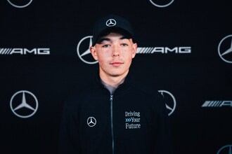 Alexis Baillargeon, lauréat inaugural de la bourse Jeunesse en sport automobile Mercedes-Benz, à un événement Mercedes-Benz lors du Grand Prix de Formule 1 du Canada 2026 à Montréal. (Groupe CNW/Mercedes-Benz Canada Inc.)