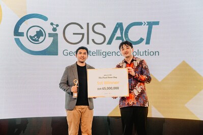 CEO GISACT, Anjar Dimara Sakti, selaku tim pemenang utama, menerima penghargaan pada acara “MAJU:ON Final Demo Day” yang diselenggarakan pada tanggal 21 Mei di Garuda Spark Innovation Hub, Indonesia.
