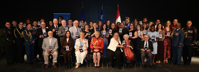 Les récipiendaires des Médailles de la Lieutenante-gouverneure du Québec honorés lors de la cérémonie de remise tenue à l’Université du Québec en Outaouais, le 23 mai 2026 (Groupe CNW/Cabinet de la lieutenante-gouverneure du Québec)