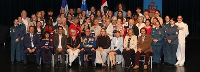 Les récipiendaires des Médailles de la Lieutenante-gouverneure du Québec honorés lors de la cérémonie de remise tenue à l’École polyvalente Saint-Jérôme, le 24 mai 2026. (Groupe CNW/Cabinet de la lieutenante-gouverneure du Québec)