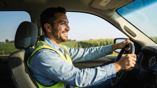 Driver driving beside a field (CNW Group/Geotab Inc.) Driver driving beside a field (CNW Group/Geotab Inc.)