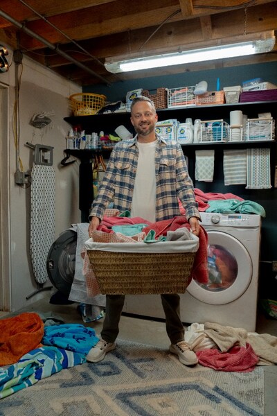 In “The Breadwinner,” Nate Wilcox (Bargatze) takes on the laundry room with the help of all® free clear.