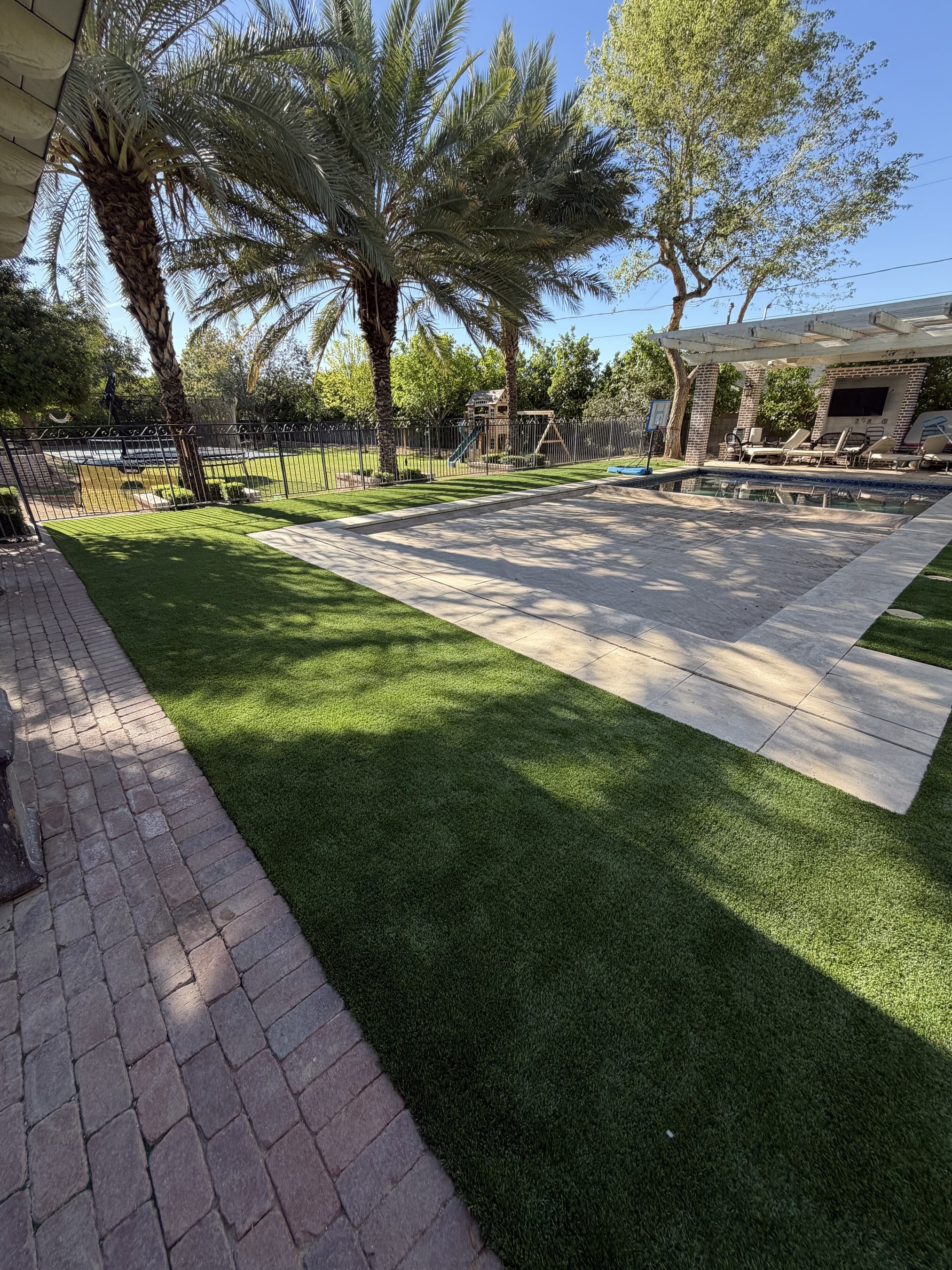 Artificial Grass Creates Poolside Paradise in Scottsdale Home