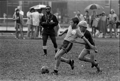 Compétition de soccer lors des Jeux du Québec à Salaberry-de-Valleyfield, août 1974. Collections de BAnQ, Archives nationales à Québec, fonds Ministère des Communications (E10, S44, SS1, D74-431). Photographe non identifié. (Groupe CNW/Bibliothèque et Archives nationales du Québec) Compétition de soccer lors des Jeux du Québec à Salaberry-de-Valleyfield, août 1974. Collections de BAnQ, Archives nationales à Québec, fonds Ministère des Communications (E10, S44, SS1, D74-431). Photographe non identifié. (Groupe CNW/Bibliothèque et Archives nationales du Québec)