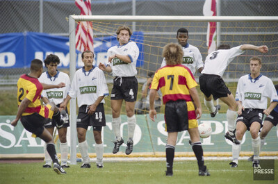 Partie de soccer opposant Fort Lauderdale aux joueurs de l’Impact, 25 septembre 1994. Collections de BAnQ, Archives nationales à Montréal, fonds La Presse (P833, S5, D1994-0232). Photo : Bernard Brault. (Groupe CNW/Bibliothèque et Archives nationales du Québec) Partie de soccer opposant Fort Lauderdale aux joueurs de l’Impact, 25 septembre 1994. Collections de BAnQ, Archives nationales à Montréal, fonds La Presse (P833, S5, D1994-0232). Photo : Bernard Brault. (Groupe CNW/Bibliothèque et Archives nationales du Québec)