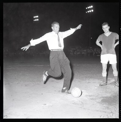 Botté d'envoi d'un match de soccer donné par Maurice Richard, 1959. Collections de BAnQ, Archives nationales à Montréal, fonds André Sima (P586, S1, SS1, D1959-055). Photo: André Sima. (Groupe CNW/Bibliothèque et Archives nationales du Québec) Botté d'envoi d'un match de soccer donné par Maurice Richard, 1959. Collections de BAnQ, Archives nationales à Montréal, fonds André Sima (P586, S1, SS1, D1959-055). Photo: André Sima. (Groupe CNW/Bibliothèque et Archives nationales du Québec)