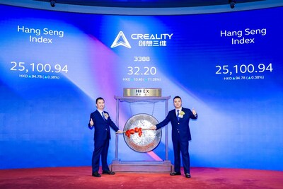 Inside the trading hall of the Hong Kong Stock Exchange, Creality’s management team rang the ceremonial listing gong.