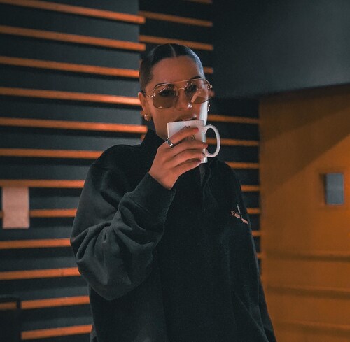 Jessie J using RingConn Gen 3 in a daily life setting Jessie J using RingConn Gen 3 in a daily life setting