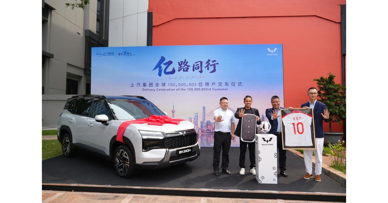 Wuling Serahkan Unit Perdana EKSION di Indonesia, SAIC Group Catat Pengiriman 100 Juta Kendaraan Secara Global