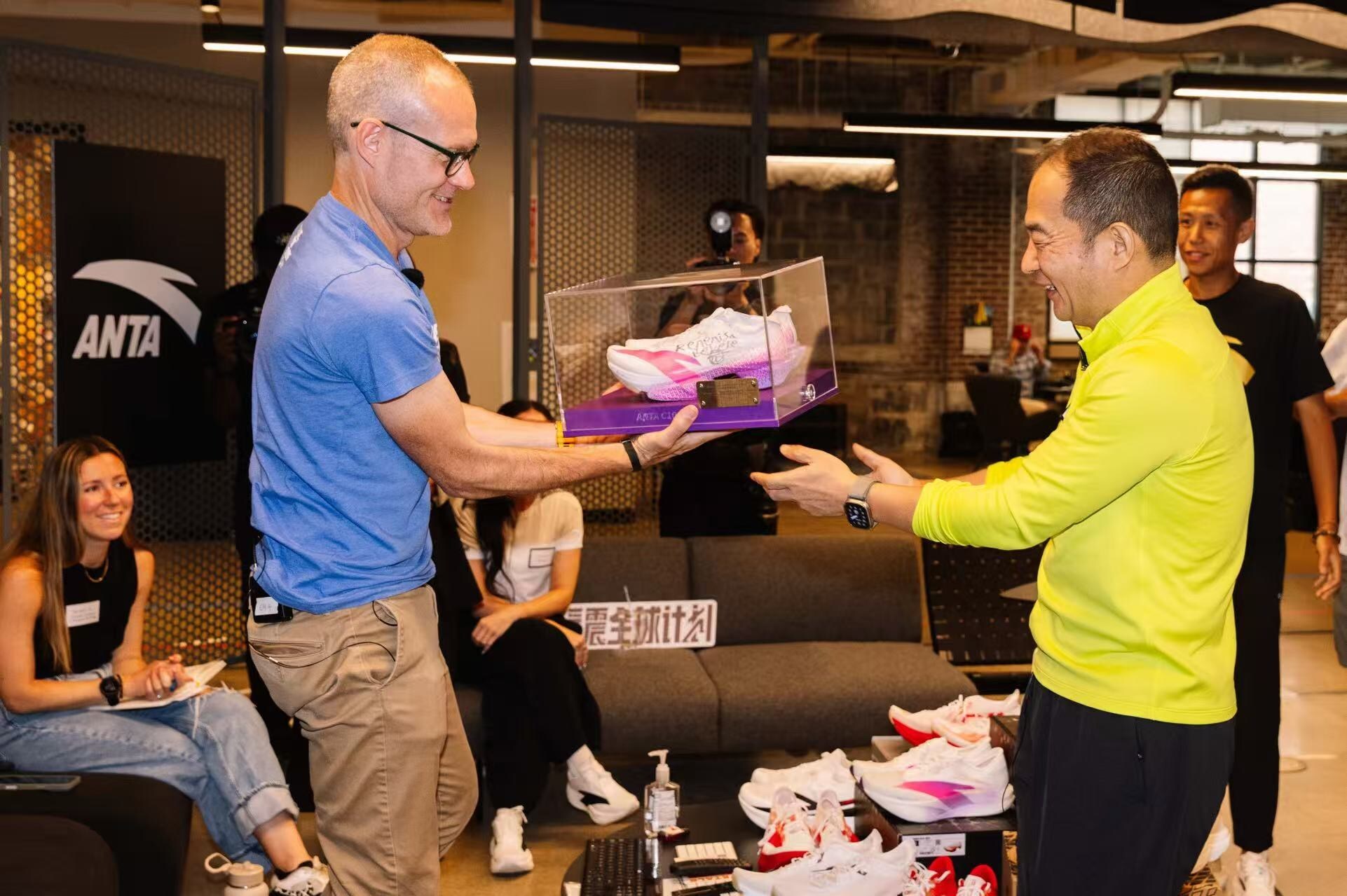ANTA Steps Up Global Running Strategy with Visit to《Runner's World》
