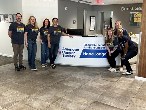 Roth Staffing coworkers in the Atlanta market gather together for a community service project, enlivening the company purpose and promise. Roth Staffing coworkers in the Atlanta market gather together for a community service project, enlivening the company purpose and promise.