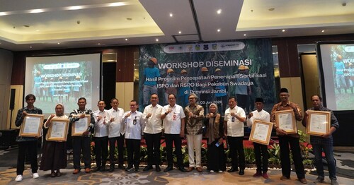 The formal handover of certification to three farmer groups, namely the Rimbo Ulu Palm Oil Farmers Association (PPSRU), the Agro Tani Lestari Consumer Cooperative (KKATL), and the Mandali Jaya Farmers Association (PPMJ). The formal handover of certification to three farmer groups, namely the Rimbo Ulu Palm Oil Farmers Association (PPSRU), the Agro Tani Lestari Consumer Cooperative (KKATL), and the Mandali Jaya Farmers Association (PPMJ).