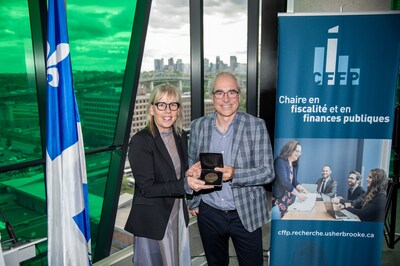 Luc Godbout honoré pour sa contribution à la société québécoise - Isabelle Poulet lui a remis la médaille de la députée de l'Assemblée nationale